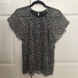 Gorgeous navy floral pattern Club Monaco top (XS)